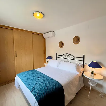 Charming Carihuela, Location