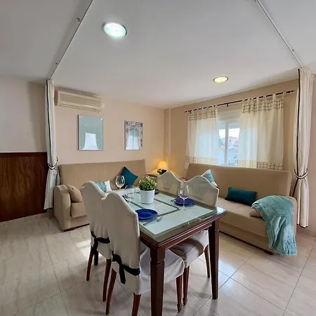 Charming Carihuela, Location