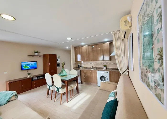 Charming Carihuela, Location